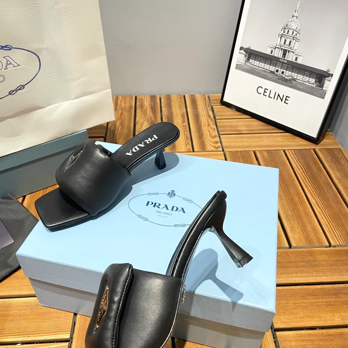 👟👟Ex-factory price 380👟👟 Prada/Prada 2023ss makes its debut🌟High-heeled square-toed slippers, triangular classic LOGO. 💥presents a classic silhouette. No matter what situation you face, the home court belongs only to you! 💪🏻 Fabric: Open edge beads, sheepskin lining, original Italian leather outsole Heel height: 6.5cm Code number: 35-39 (40 custom made, non-refundable)